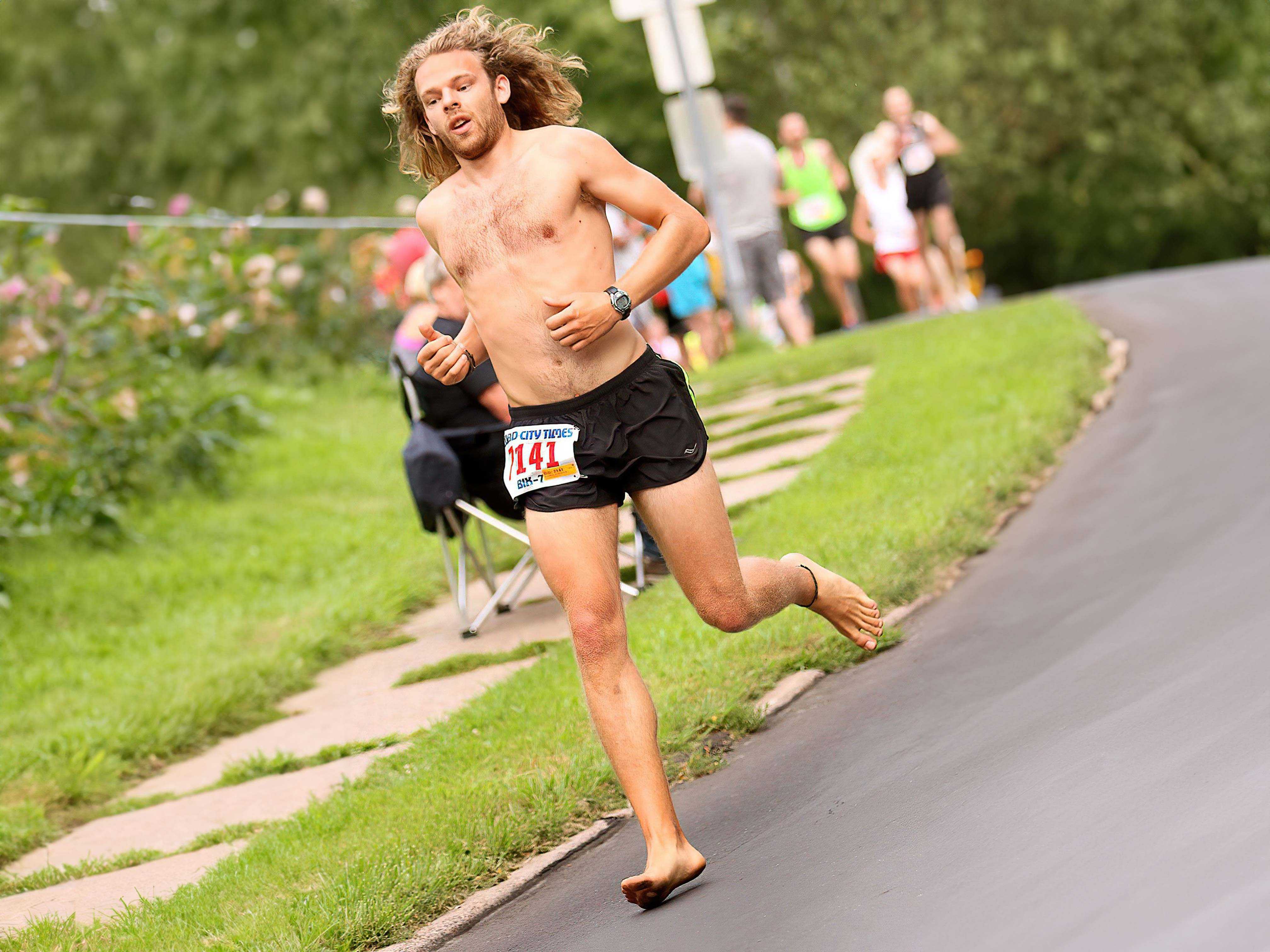 Stephen running the Met marathon barefoot.